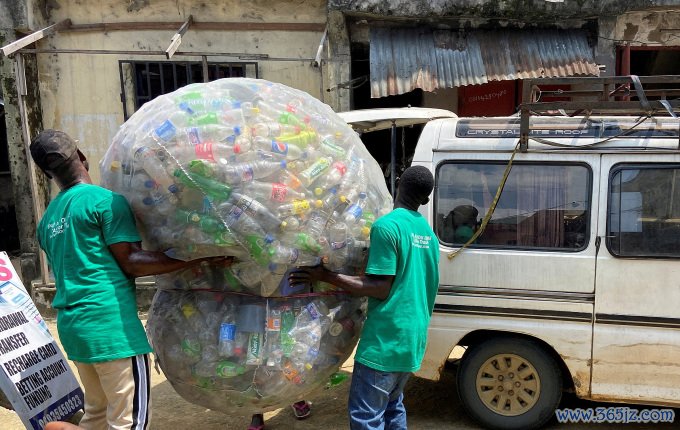 Công nhân chất bao chai nhựa lên xe sau khi gom từ bãi rác ở Port Harcourt， Nigeria ngày 31/10/2022. Ảnh: Reuters