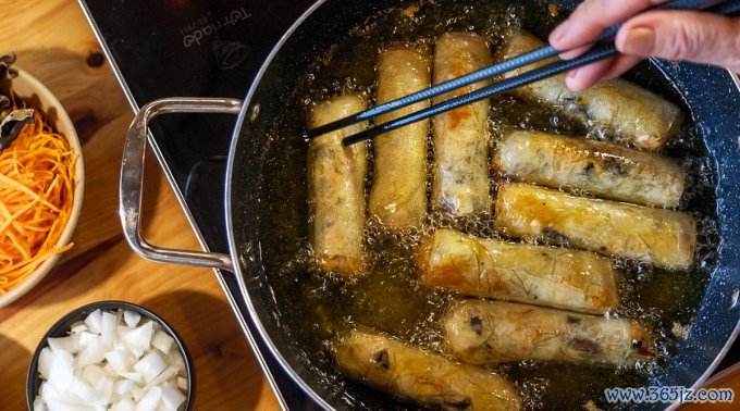 Nem rán tại quán Bún chả Ta. Ảnh: Michelin